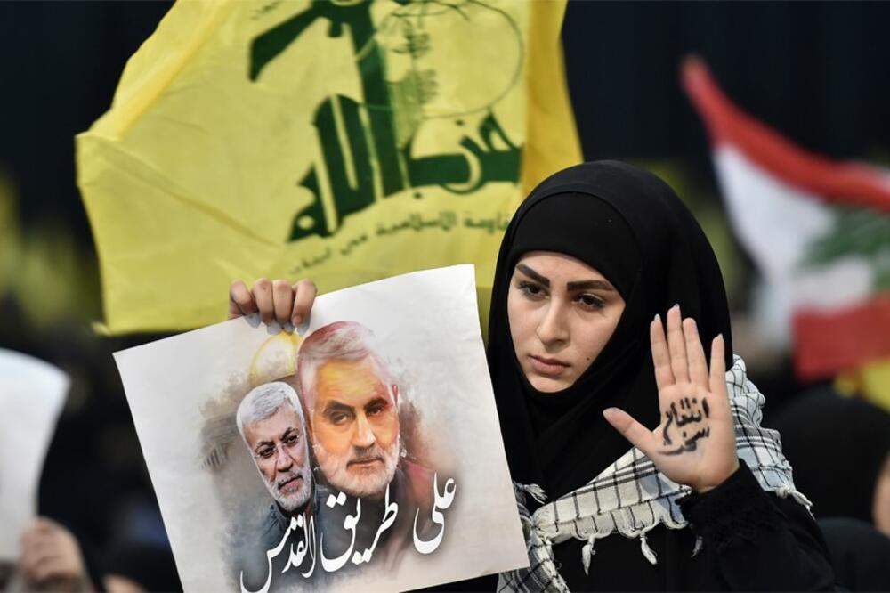 Pristalica Hezbolaha drži poster sa slikom ubijenog iranskog generala Kasima Sulejmanija, Foto: EPA