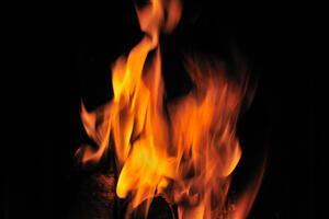 U požaru u Komanima izgorjela tri pomoćna objekta, jednoj osobi...
