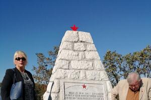 Petokraka ponovo postavljena na spomenik u selu Petrovići