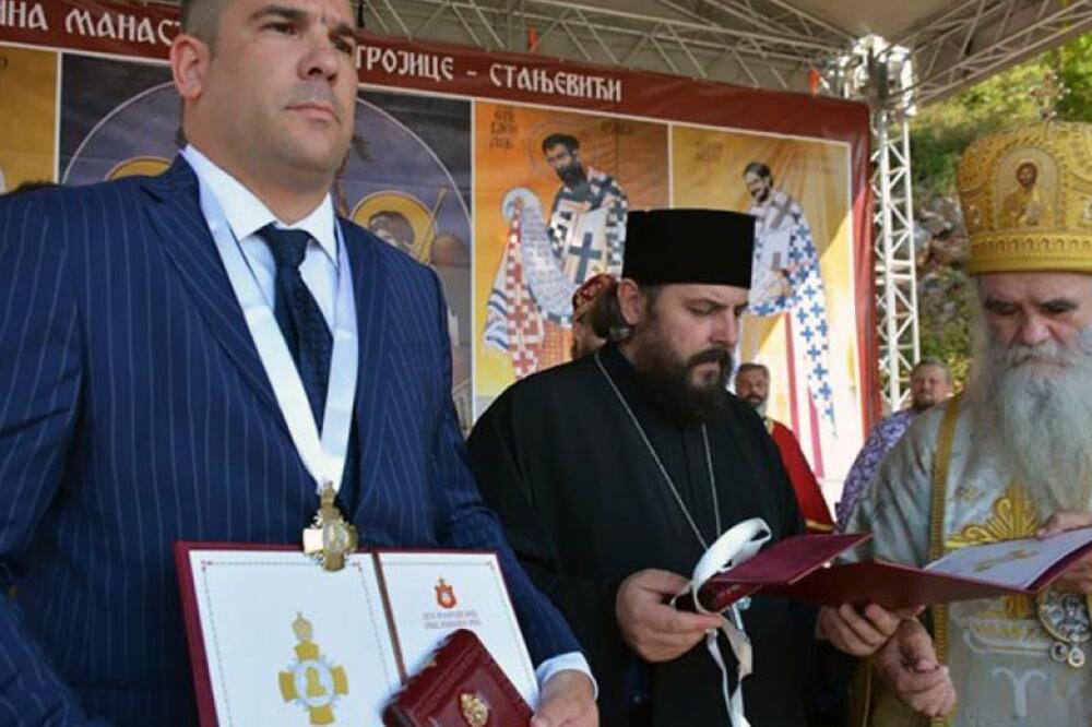 Amfilohije je Krapoviću dodijelio orden u manastiru Stanjevići 2018. godine, Foto: Vuk Lajović
