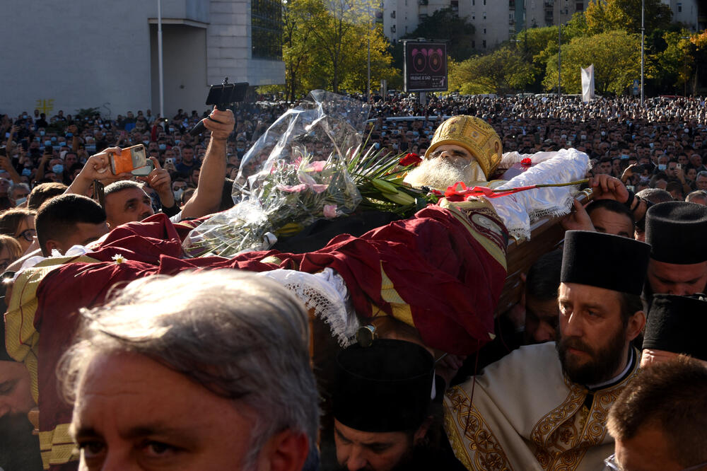 Sveštenici unijeli kovčeg u Hram, Foto: Boris Pejović