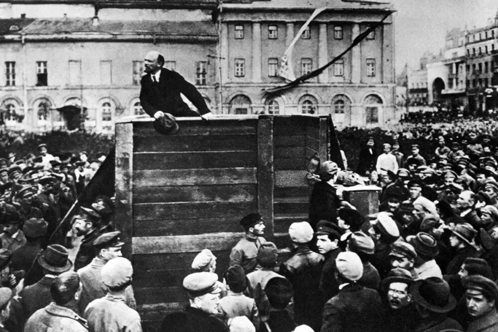 Lenjin na Crvenom trgu 1917., Foto: Printscreen