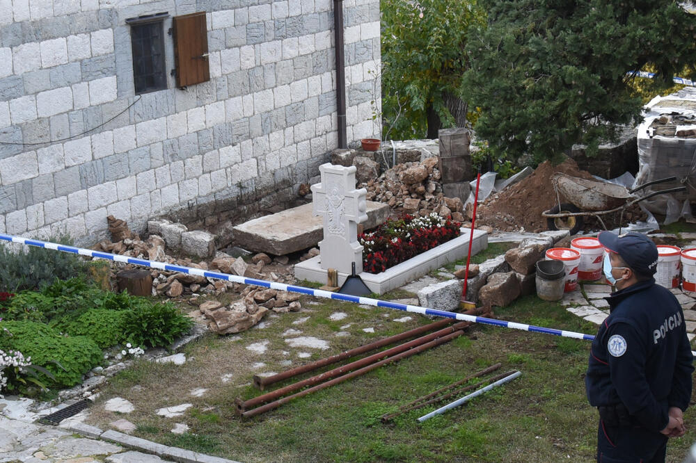 Policijska traka oko groba mitropolita Arsenija, Foto: Savo Prelević