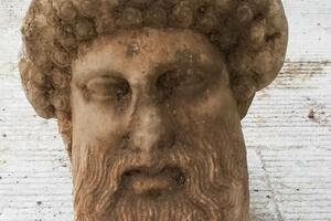 Mermerna glava Hermesa iz 3. vijeka p.n.e. pronađena ispod...