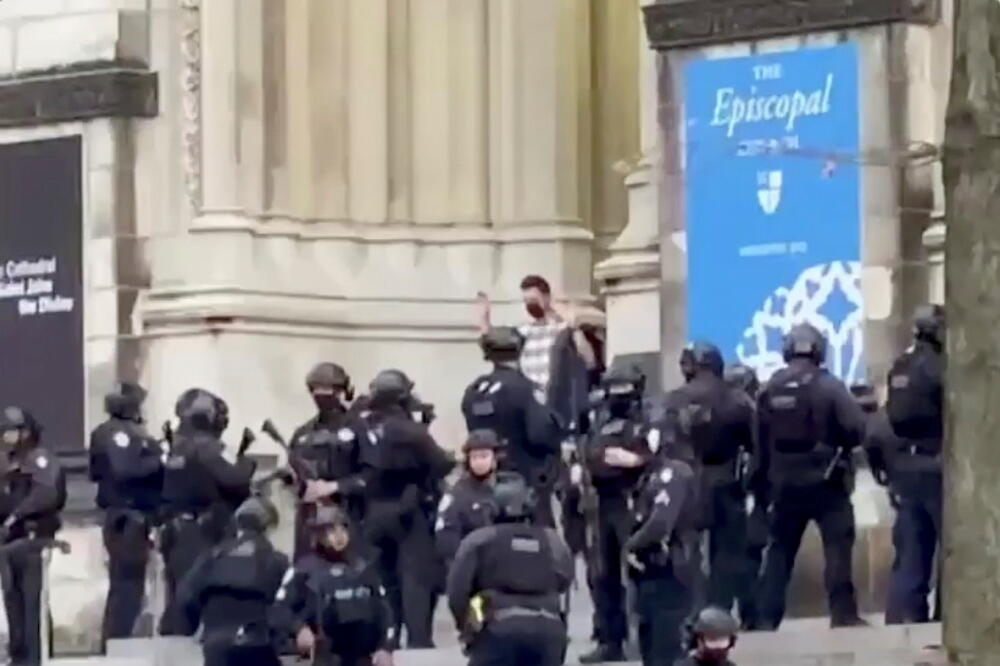 Policija ispred crkve svetog Jovana u Njujorku, Foto: Reuters