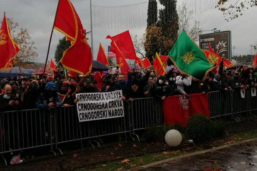 Protest ispred Skupštine, Foto: Savo Prelević
