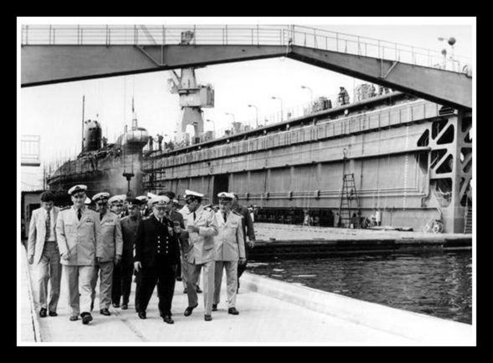 Delegacija sovjetske mornarice u posjeti Arsenalu tokom remonta Foxtrota
