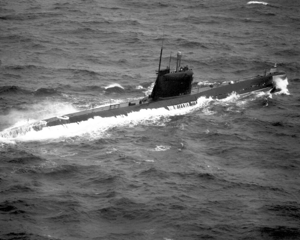 Podmornica klase Foxtrot u površinskoj vožnji