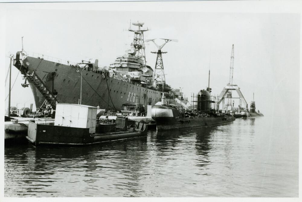 Foxtrot i sovjetski pomoćni ratni brod na remontu u Tivtu početkom osamdesetih