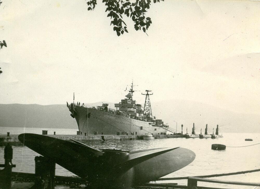 Sovjetski Foxtroti sa matičnim brodom na remontu u Tivtu