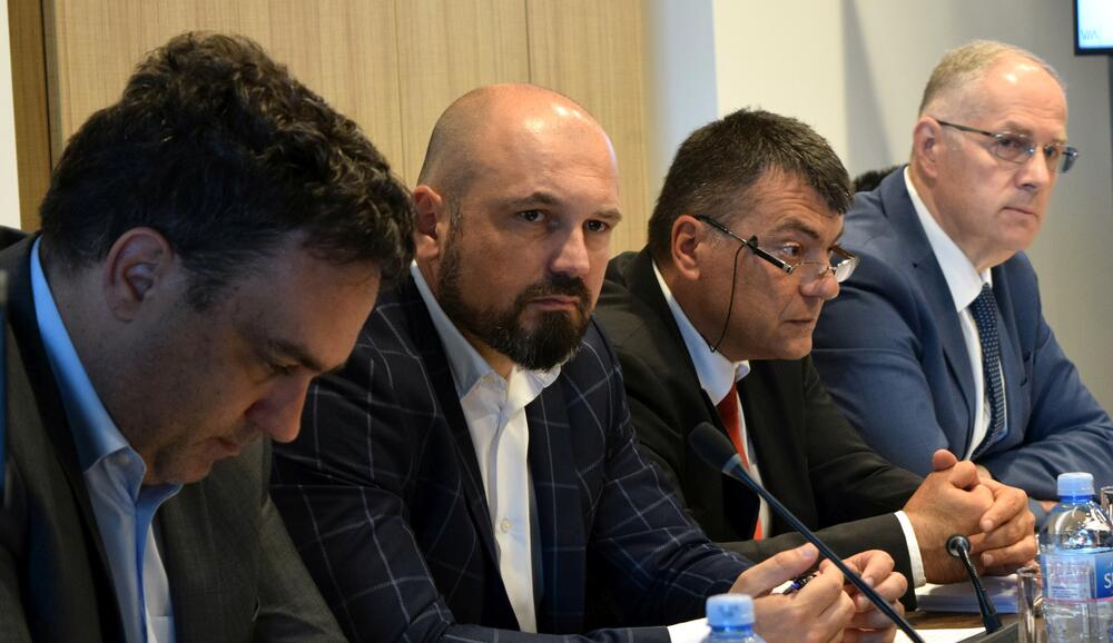 Mandat Agencije nije da tumači “političko ophođenje”: Tomović sa bivšim kolegama (drugu slijeva)