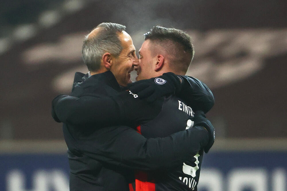 Luka Jovoić u zagrljaju sa trenerom Huterom, Foto: REUTERS