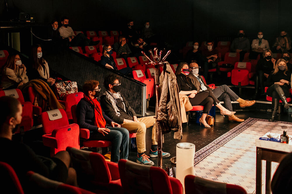 Publika sa “pametnim naočarima” prati predstavu, Foto: Igor Isanović