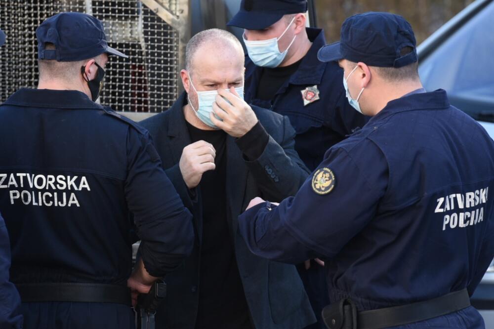 Dikić sproveden u zgradu policije, Foto: Savo Prelević