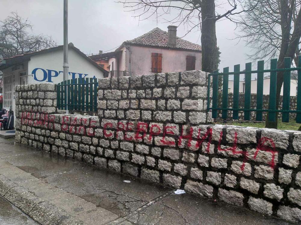 Natpis na zidu ograde oko džamije