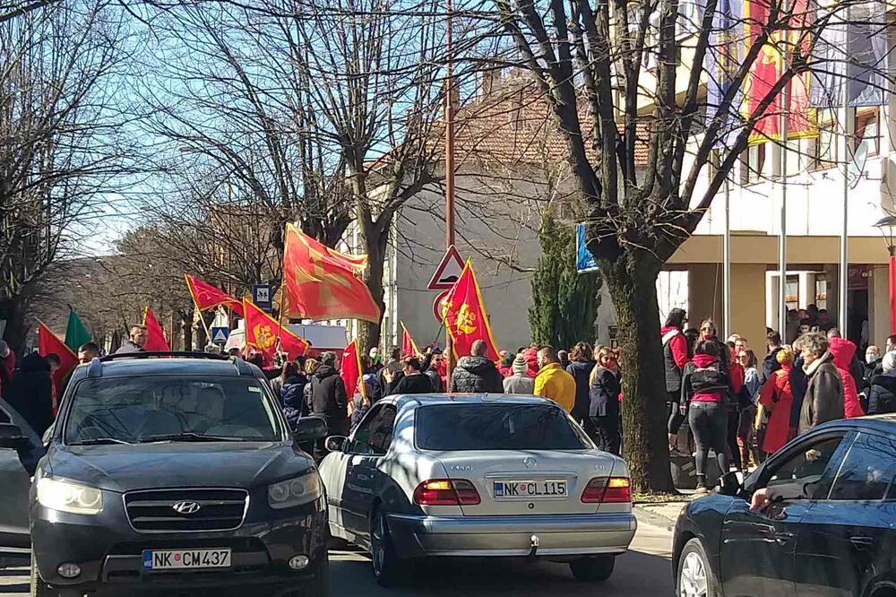 Okupljeni ispred odbora DPS-a, Foto: Svetlana Mandić