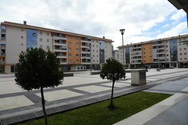 Podgorica: Relativno nove zgrade, pločice okrznute i polomljene -...