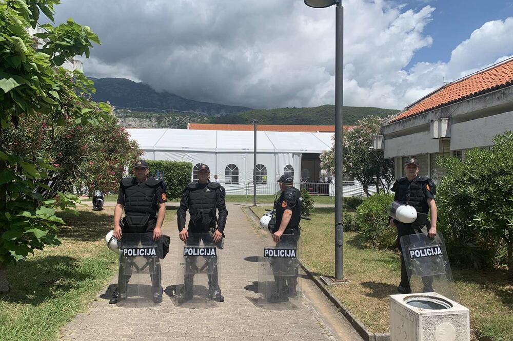 Policija ljetos ispred šatora u kome se održavala sjednica Skupštine opštine, Foto: Vuk Lajović