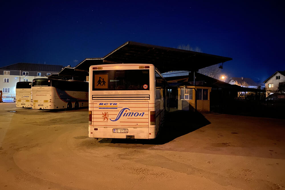 Autobusi parkirani na mračinim peronima, Foto: Tufik Softić