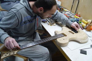 Braća Pejović izrađuju gitare: Perfektan zvuk uz mnogo truda