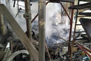 Lepetani: Izgorela kamp kućica i dio građe na gradilištu