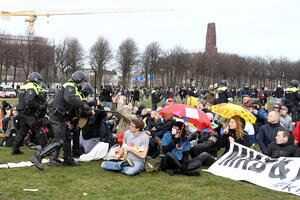 Holandska policija rasturila protest u Hagu uoči izbora
