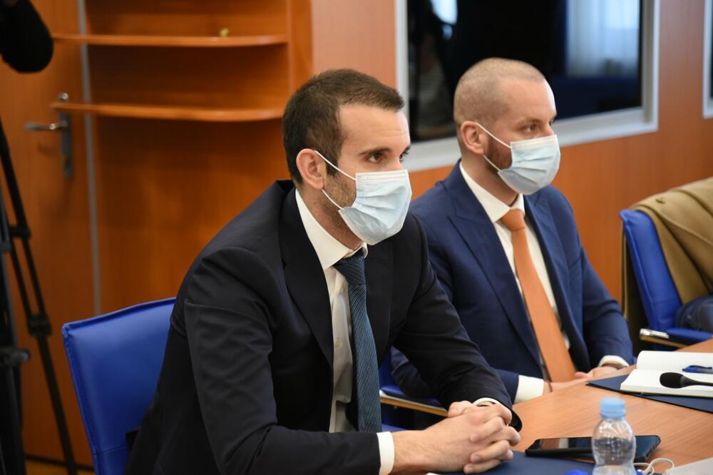 Nijesu bitni ministri nego efikasna administracija: Spajić (lijevo) juče na sjednici odbora, Foto: Savo Prelević
