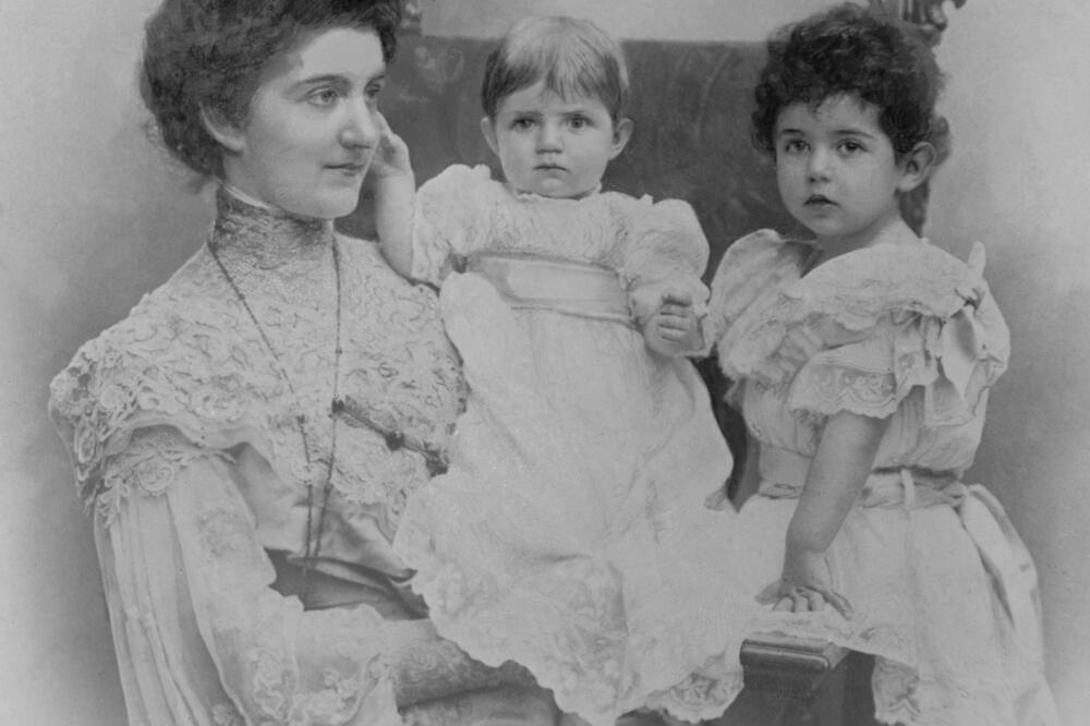 Kraljica Jelena Savojska sa kćerkama Jolandom i Mafaldom, Foto: Privatna arhiva