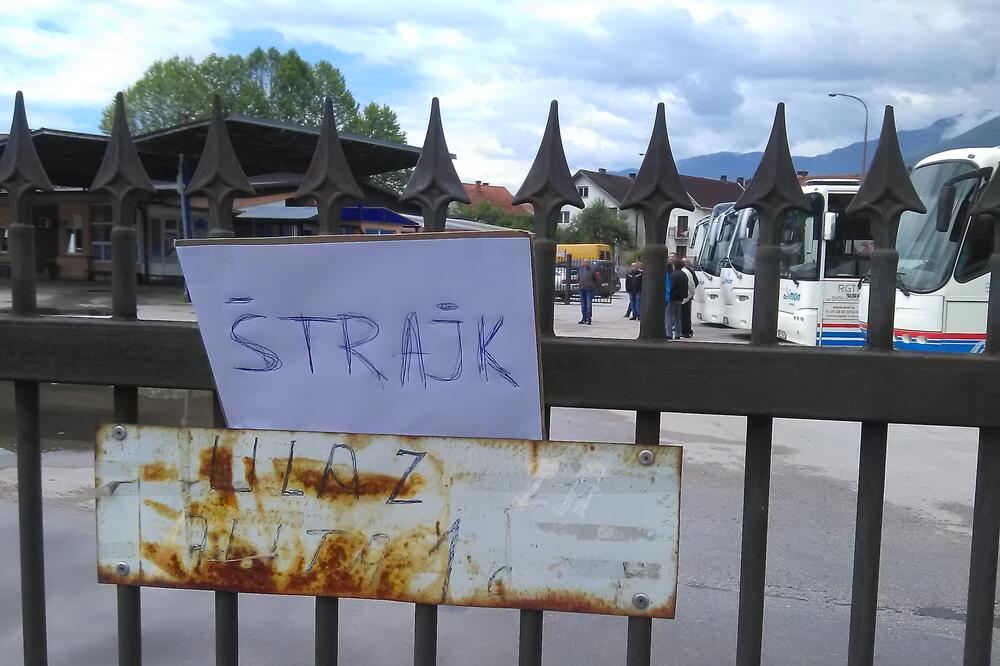 Zaposleni blokirali autobusku stanicu, Foto: Tufik Softić