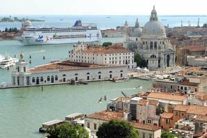 Venecija zabranila kruzerima da pristaju u istorijski centar grada
