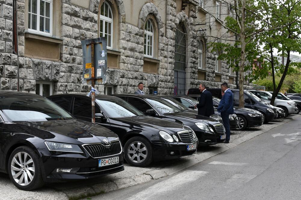 Građani sve manje prijavljuju zloupotrebe službenih vozila Vladi, a češće medijima i NVO (ilustracija), Foto: Boris Pejović