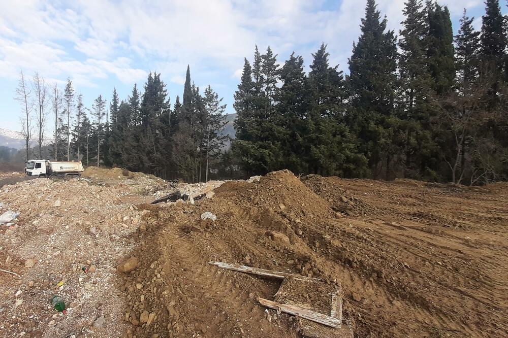 Divlja deponija na bivšem poljoprivrednom dobru, Foto: Siniša Luković
