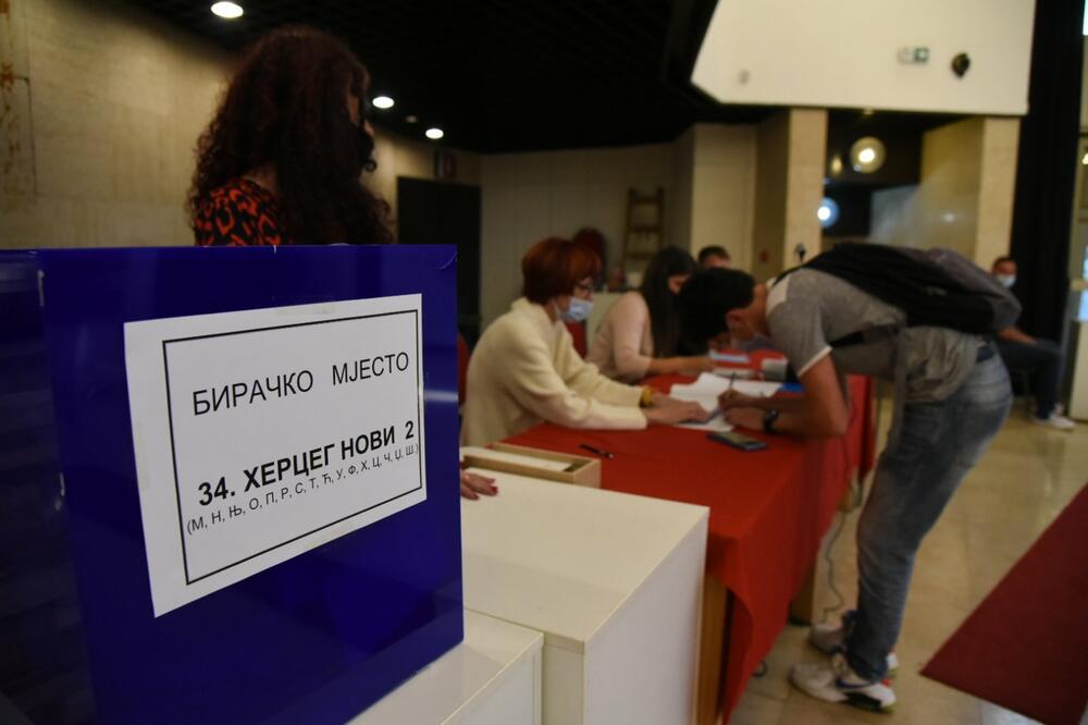 Sa biračkog mjesta u Herceg Novom, Foto: Luka Zeković