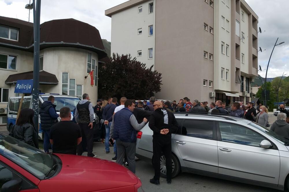 Okupljeni građani ispred policije u Andrijevici, Foto: Privatna arhiva