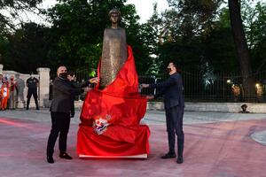 Spomenik Jeleni Savojskoj otkriven u Podgorici