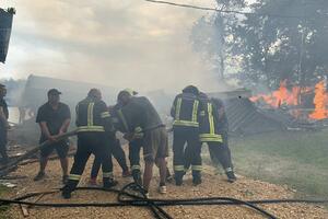 Lokalizovan požar na Adi: Izgorjela dva objekta, treći spašen