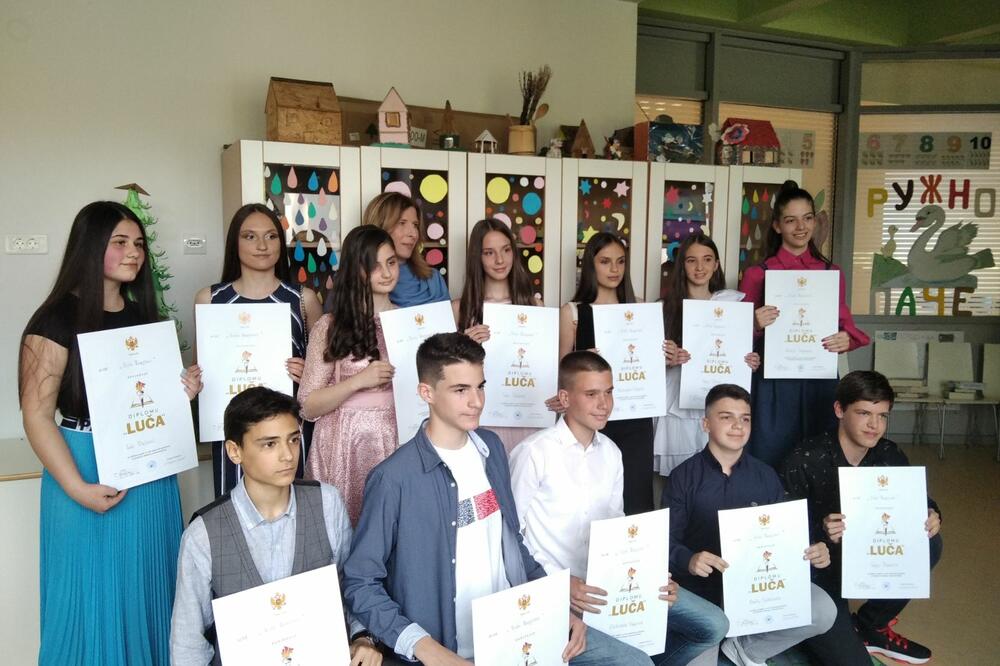 Dobitnici diplome Luča, Foto: OŠ Risto Manojlović