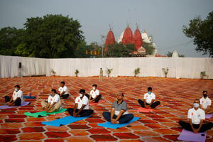 U Indiji počela vakcinacija za sve odrasle, premijer hvalio jogu...