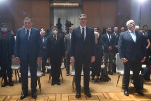 Vučić odlikovao Mandića ordenom srpske zastave prvog stepena