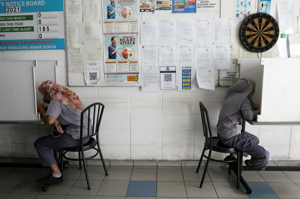 Održavanje socijalne distance tokom ručka u fabrici u Maleziji, Foto: Reuters