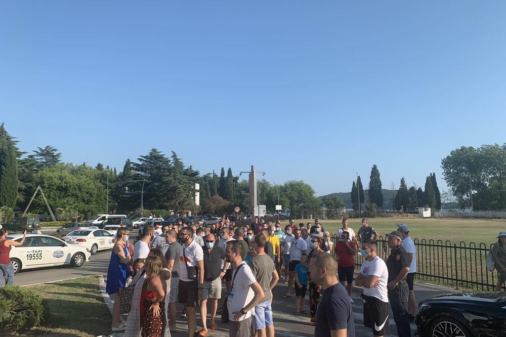 Sa današnjeg protesta ugostitelja u Budvi, Foto: Vuk Lajović