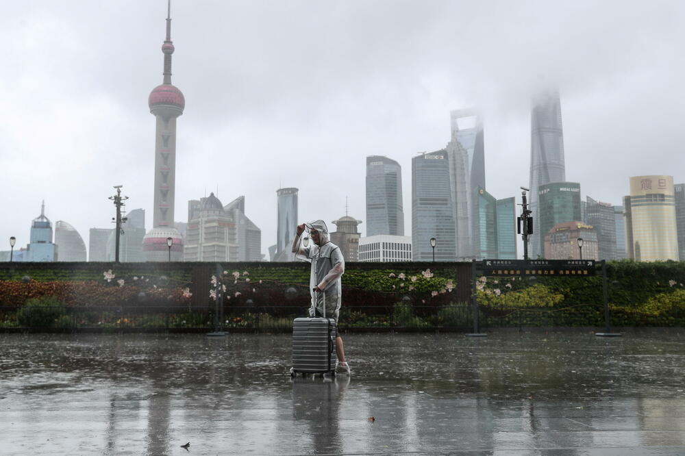Čovjek stoji na kiši dok se tajfun približava, Foto: REUTERS
