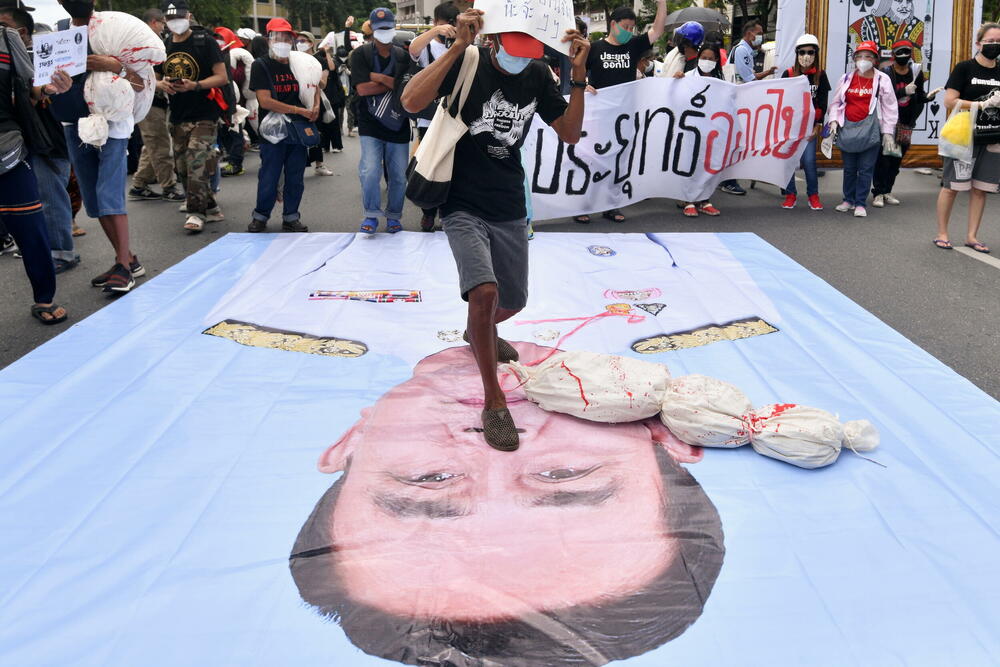 Demonstranti položili krpene lutke poprskane crvenom bojom (simbol su žrtava kovida-19) na portret tajlandskog premijera