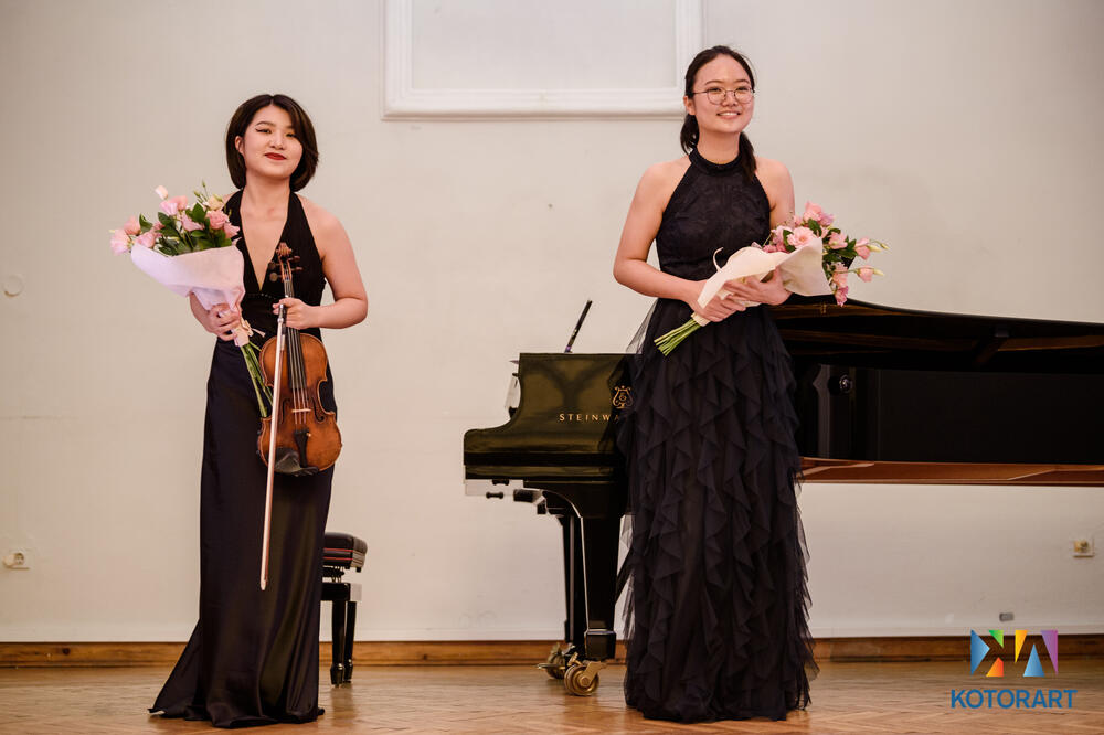Studentkinja violine Čen Džunghan i pijanistkinja Džang Đuenđe, Foto: Krsto Vulović