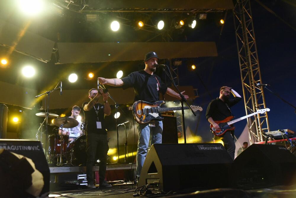 <p>Crnogorski sastav Parampaščad otvorio drugu festivalsku noć u Nikšiću</p>