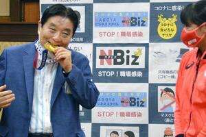 Olimpijske igre u Tokiju: Gradonačelnik zubima oštetio zlatnu...