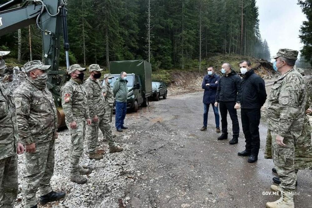 Bošković u posjeti vojnicima koji su gradili put, Foto: Ministarstvo odbrane