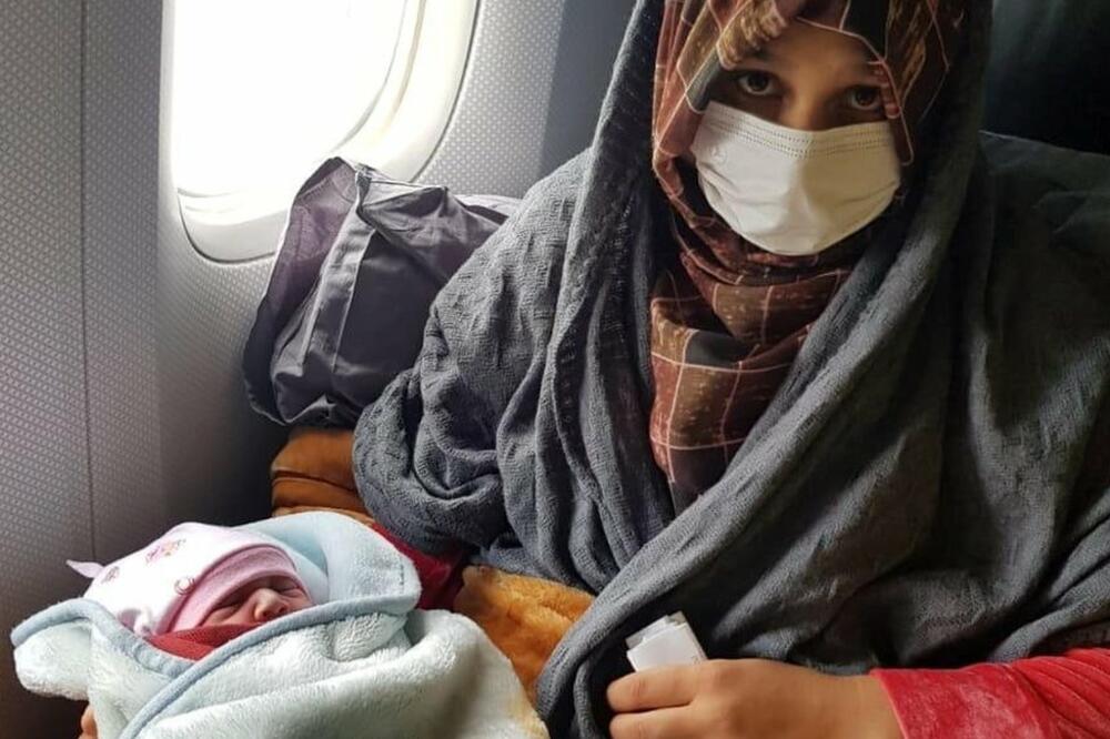 Mama i novorođena devojčica na letu Turkiš Erlajnsa iz Dubajia za Birmingem, Foto: Reuters