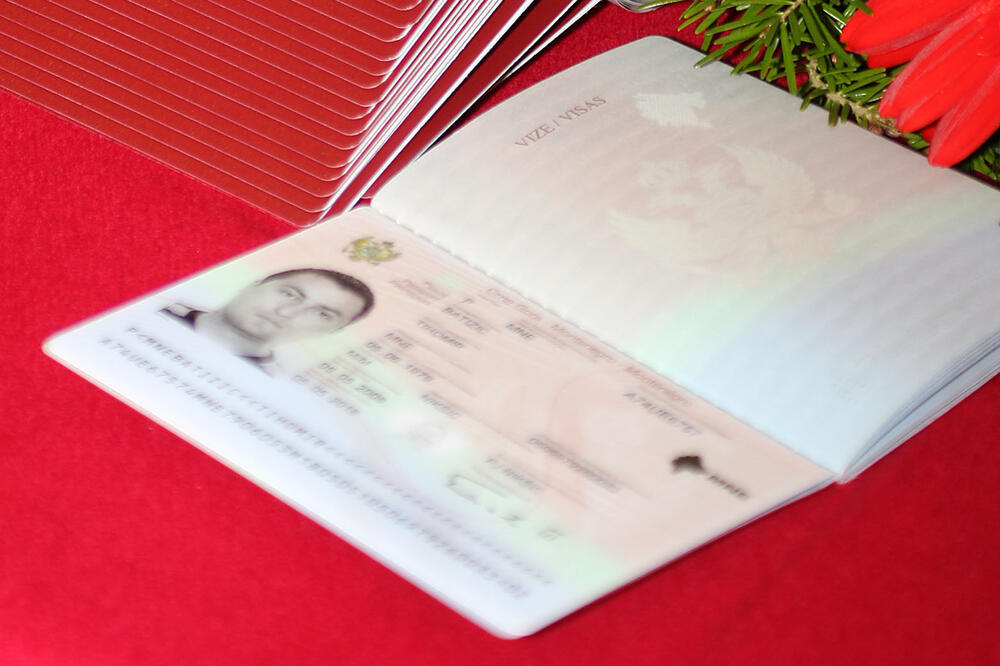 Projekat podrazumijevao podjelu 2.000 pasoša: Crnogorski pasoš, Foto: Nenad Mandić