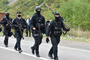 Kosovo onlajn: Specijalne snage kosovske policije pretukle trojicu...